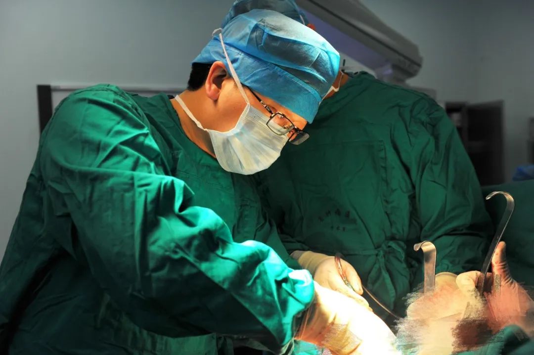 老人便秘严重是不是肠子里有肿瘤,42岁患肿瘤的症状