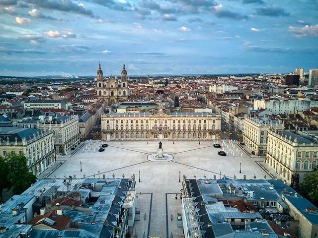 走过这些广场，心中便有“天下”