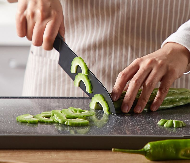 2亿细菌藏身菜板，99%抗菌的变态菜板，不发霉，磨刀磨蒜样样能行