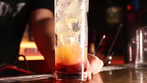 太刚了！这店居然敢开在「中国第一夜店」楼下...