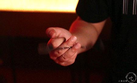 太刚了！这店居然敢开在「中国第一夜店」楼下...