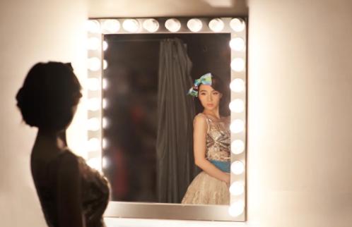 让《男人装》脱销的性感妖姬，如今更绝了