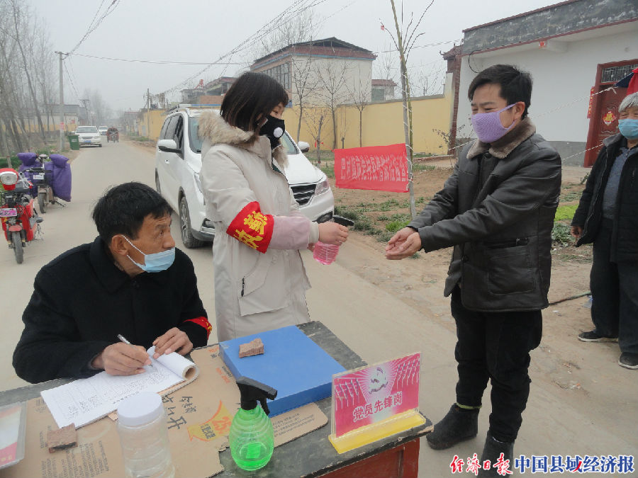 王小红：从贫困户到扶贫专干的女强者