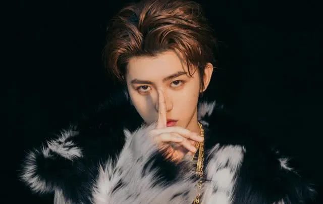 男人脖子里挂啥好,男人脖子上的痣的解释图