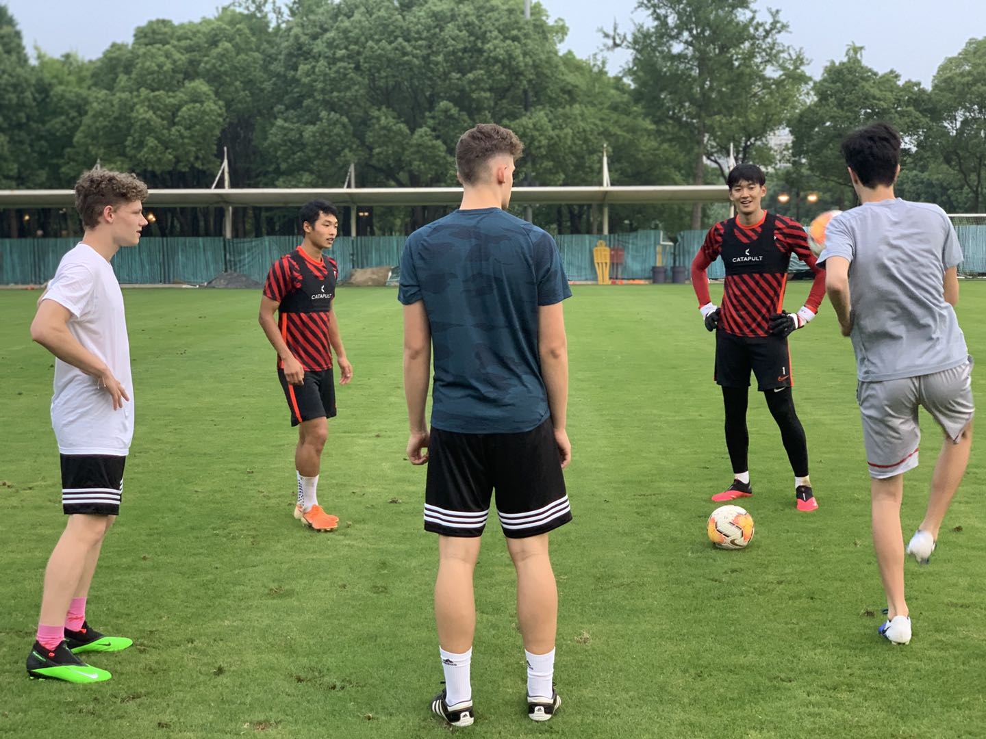 德国学生球迷也爱上港！胡尔克送签名球衣，女生们最崇拜……