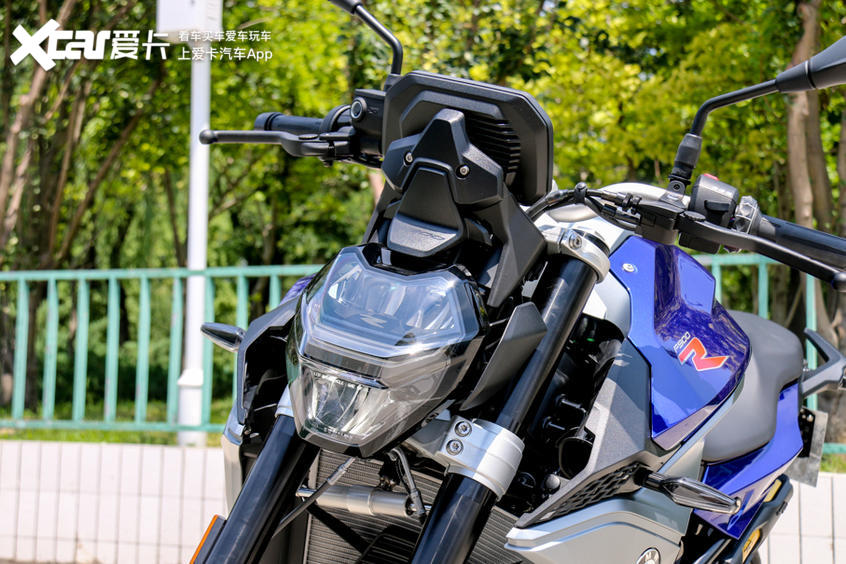 宝马f900r旅行版和运动版怎么选,新款宝马大小眼街车