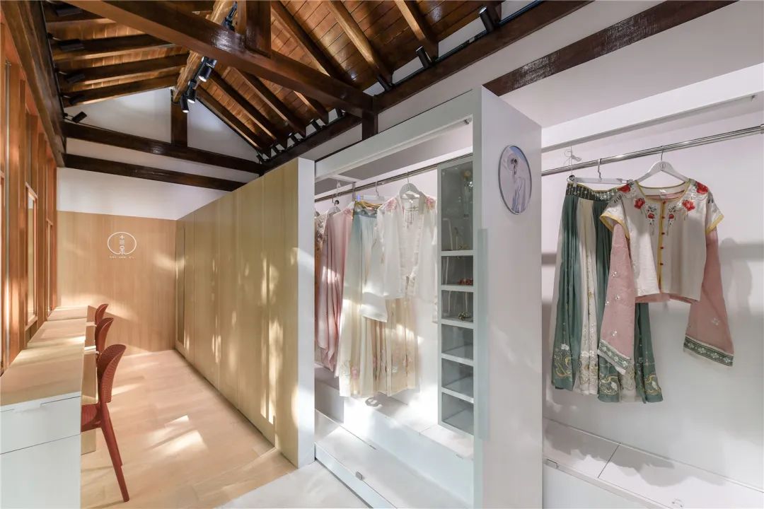 西湖边有汉服体验店吗,西湖旁边的汉服体验馆在哪