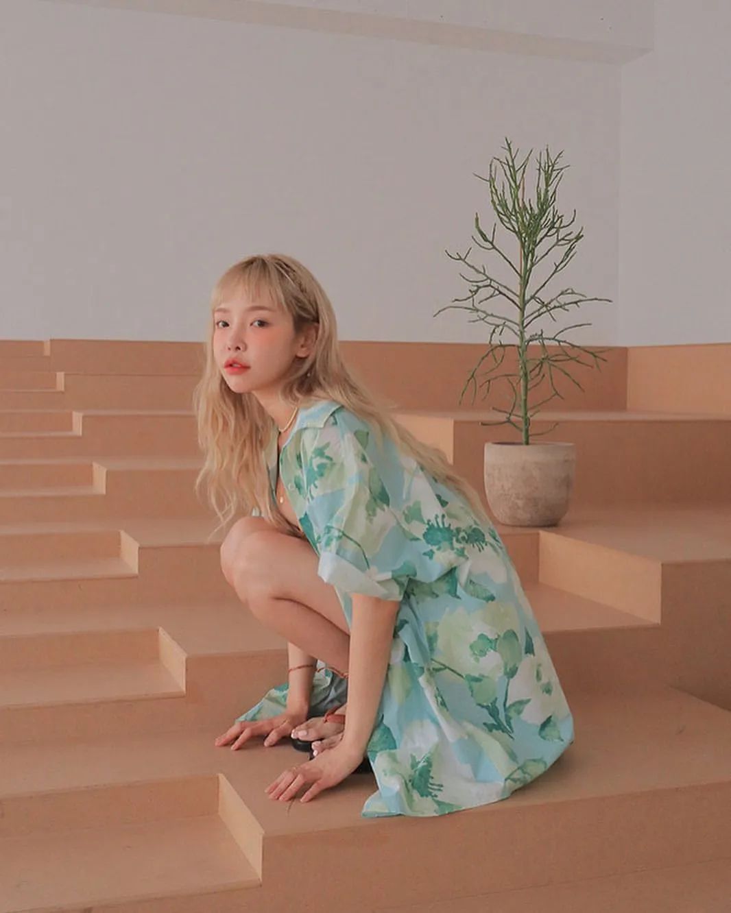 blackpink泫雅摆尾,blackpink全员观看泫雅舞台