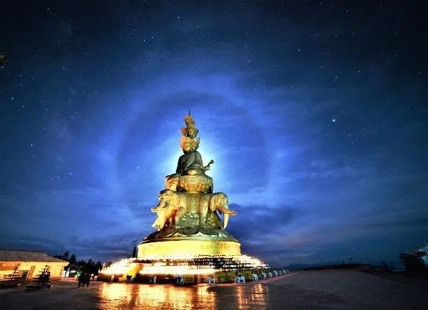 夏日登山看景,夏日峨眉山