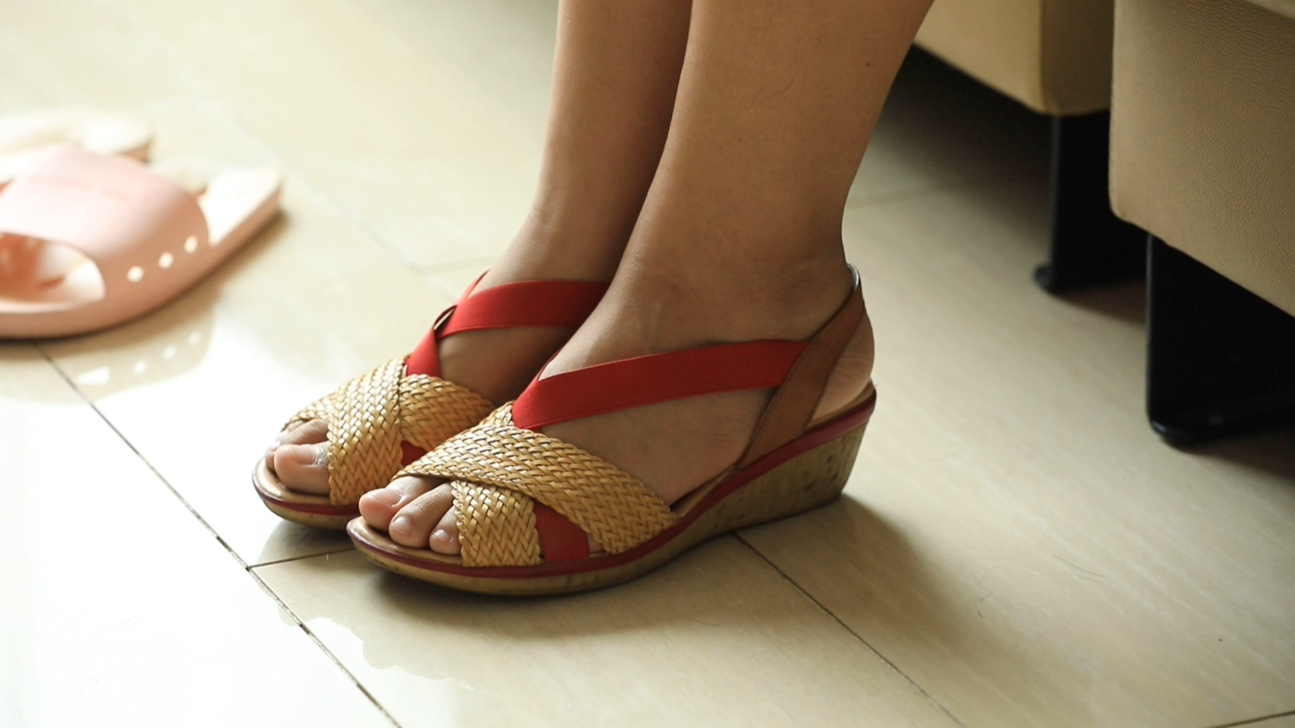 脚跟疼穿平底鞋就可以缓解吗,缓解脚跟痛的小妙招