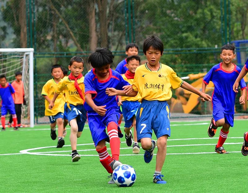 大山深处足球场,看见空旷的草坪就很舒服