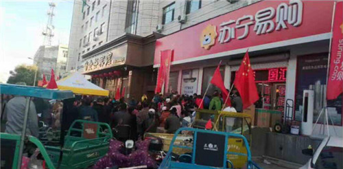 小镇老板接到少数民族同胞的订单，驱车80公里配送