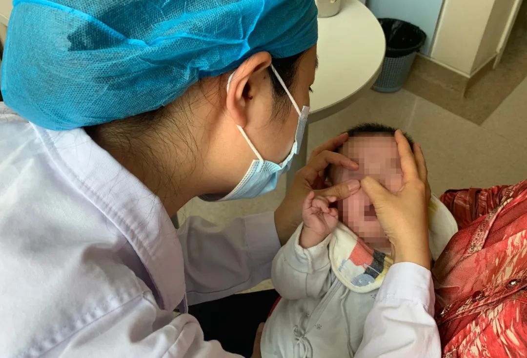 宝宝眼睛一直流黄色脓性分泌物,宝宝眼睛水状分泌物是什么情况