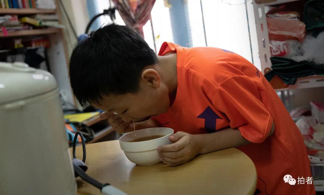 香港单亲妈妈住8平方劏房,香港深水埗劏房单亲妈妈