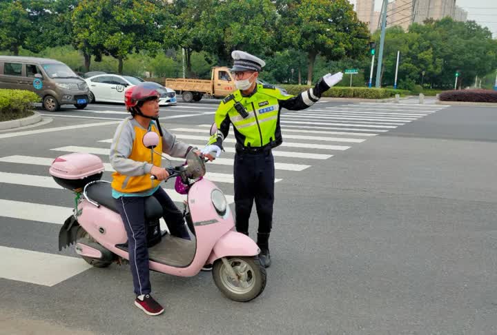 南通流浪狗抓捕集中点,派出所开展流浪犬宣传及整治行动