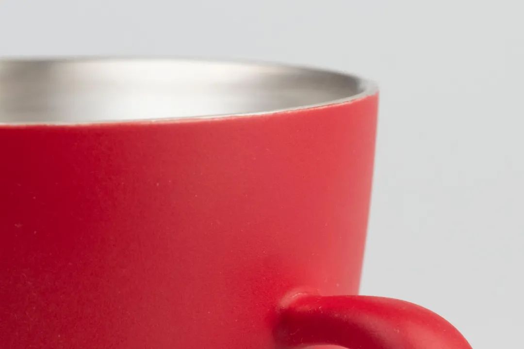 把故宫红、青花蓝捧在手心，以“银杯”畅饮