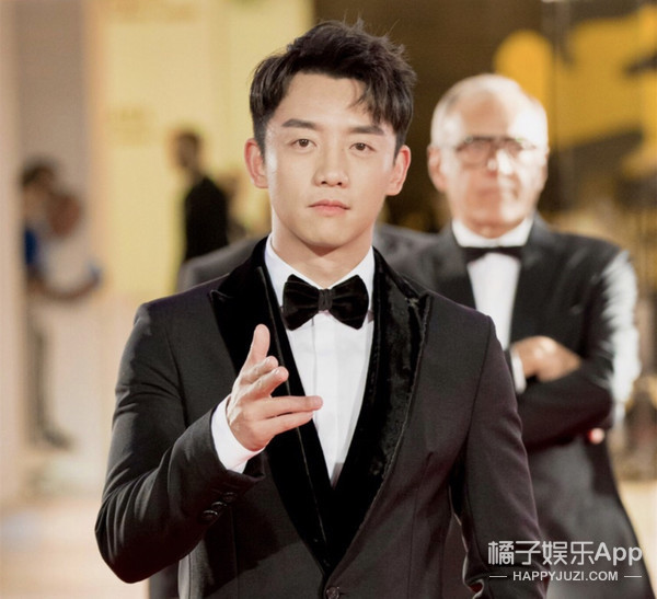 他这是中年发福了吗?