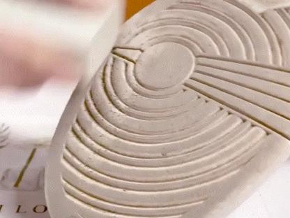 鞋子脏很久的污渍怎么洗掉,浅色鞋脏了怎么洗干净