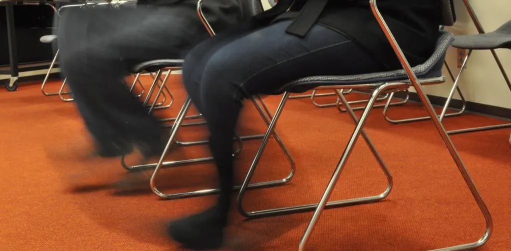 咬指甲是强迫症吗,抖腿咬手指是什么原因