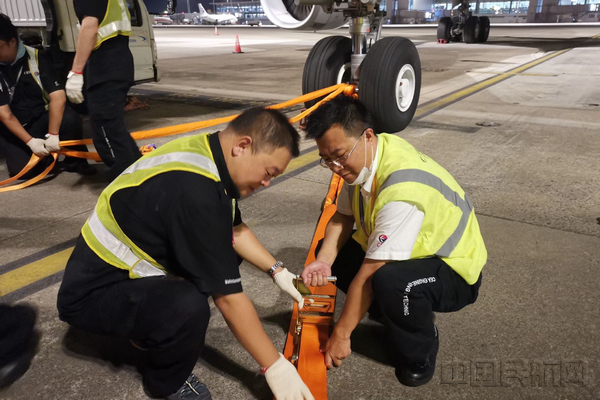 迎战“黑格比”东航机务全面进入抗台“战时状态”