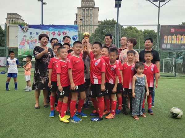首届庄行青少年足球冠军赛落幕昔日东亚名将王佳玉携舟山队夺冠