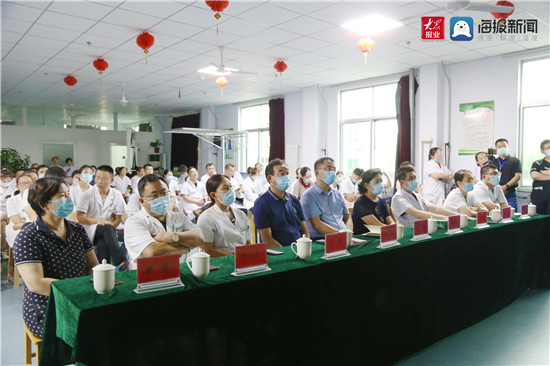 致敬中国医师节开幕视频,致敬白衣天使医师节