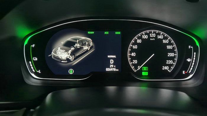 开了一年半的混动卡罗拉,开了一年半的20年a6