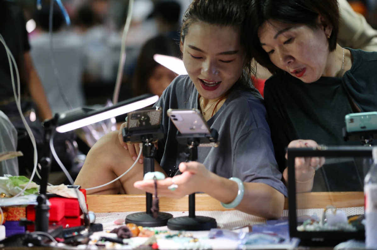 「打卡我的小康生活」翡翠直播助力边城瑞丽发展“夜间经济”红似火