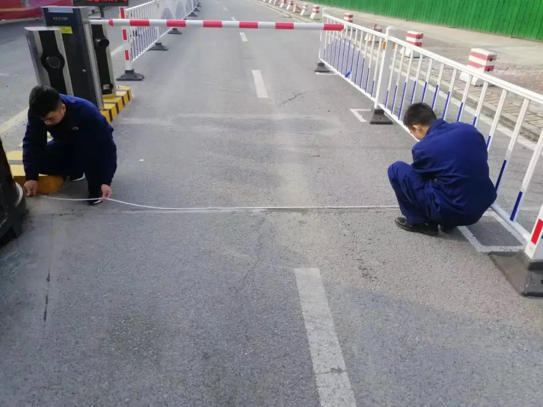 请记住:1辆消防车的宽度=2辆轿车的宽度!