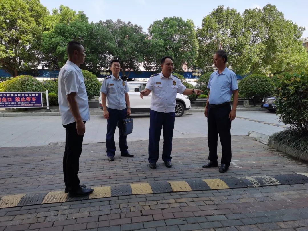 请记住:1辆消防车的宽度=2辆轿车的宽度!