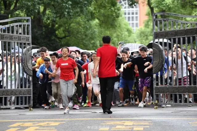 点赞｜“一字马”女孩考上中国美院被嘲？这段回应超霸气