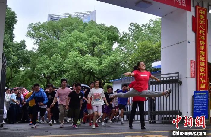 “一字马”女孩考上中国美院被嘲！这段回应超霸气……