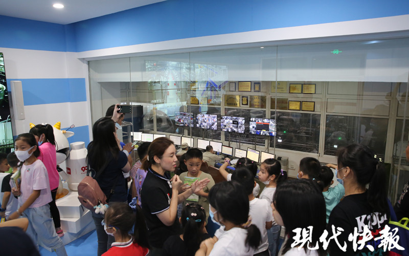 见证一滴奶的奇妙旅程！快报小记者走进卫岗一起“涨姿势”