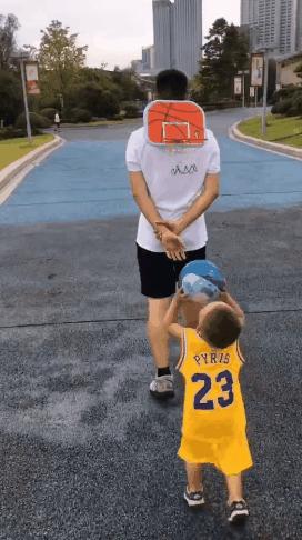 “这移动篮球架可还行？”爸爸又解锁了带娃新方式，笑掉大牙哈哈哈哈哈哈哈