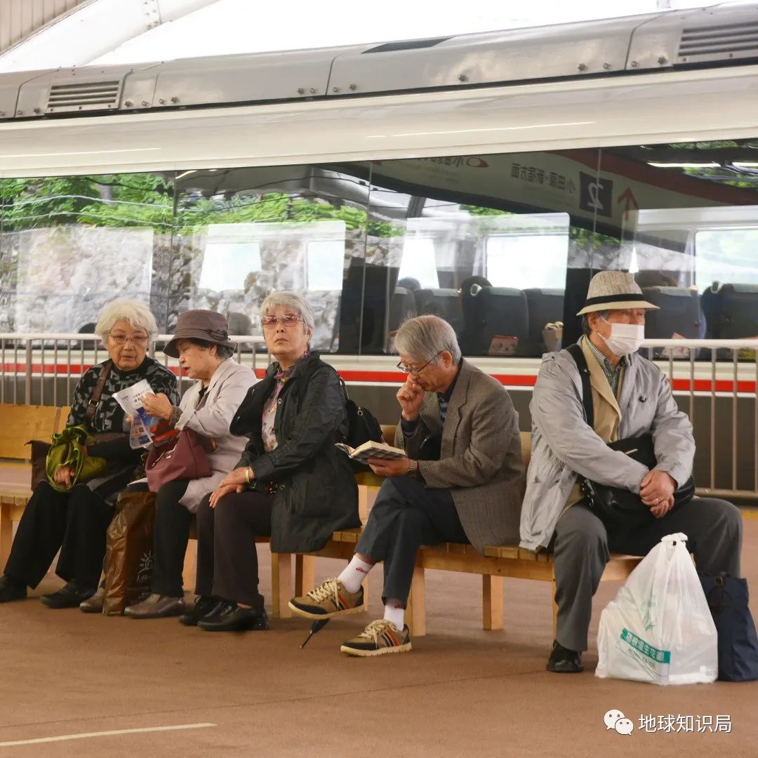 每年倒贴给8万成年男子，这国的收养怪癖，合法