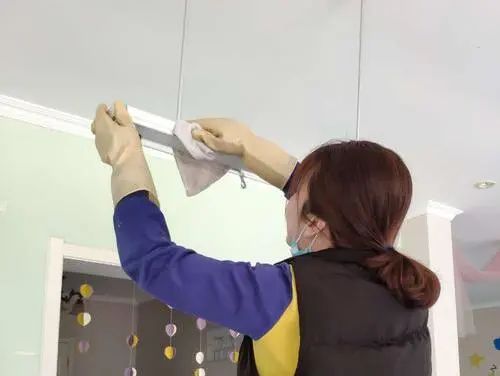 学校紫外线灼伤事件,一小学生误开紫外线灯5小时