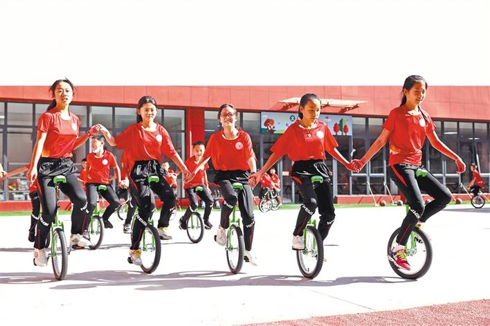 村里小学生大课间操特色展示,乡村小学体育特色课