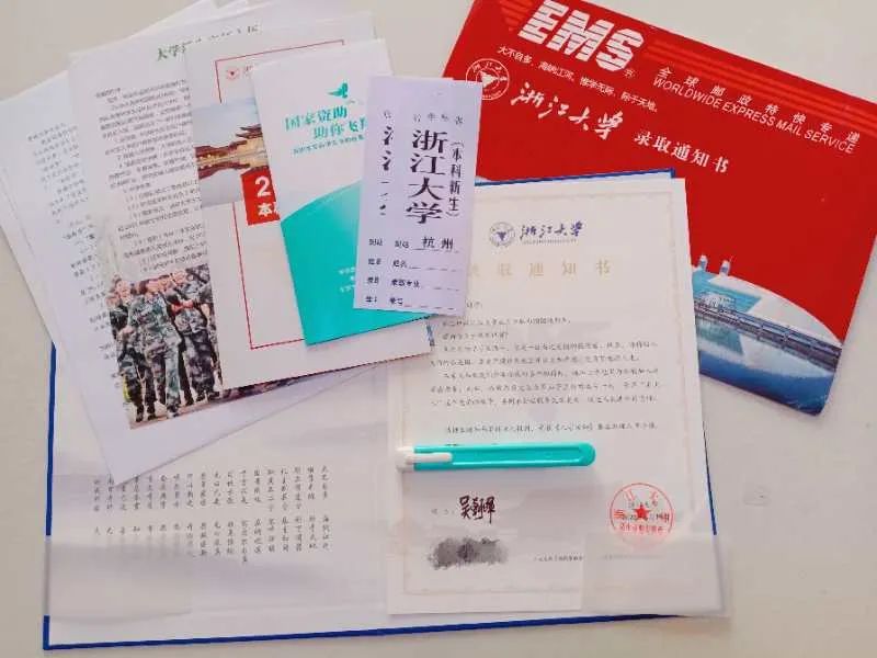 网约车司机送四个孩子,一个网约车司机带走三个女孩