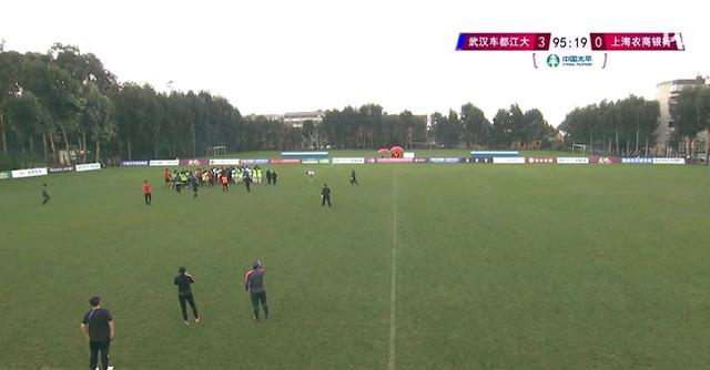 还原上海女足冲突！武汉队两次飞铲引不满，对方教练入场推倒卡米拉