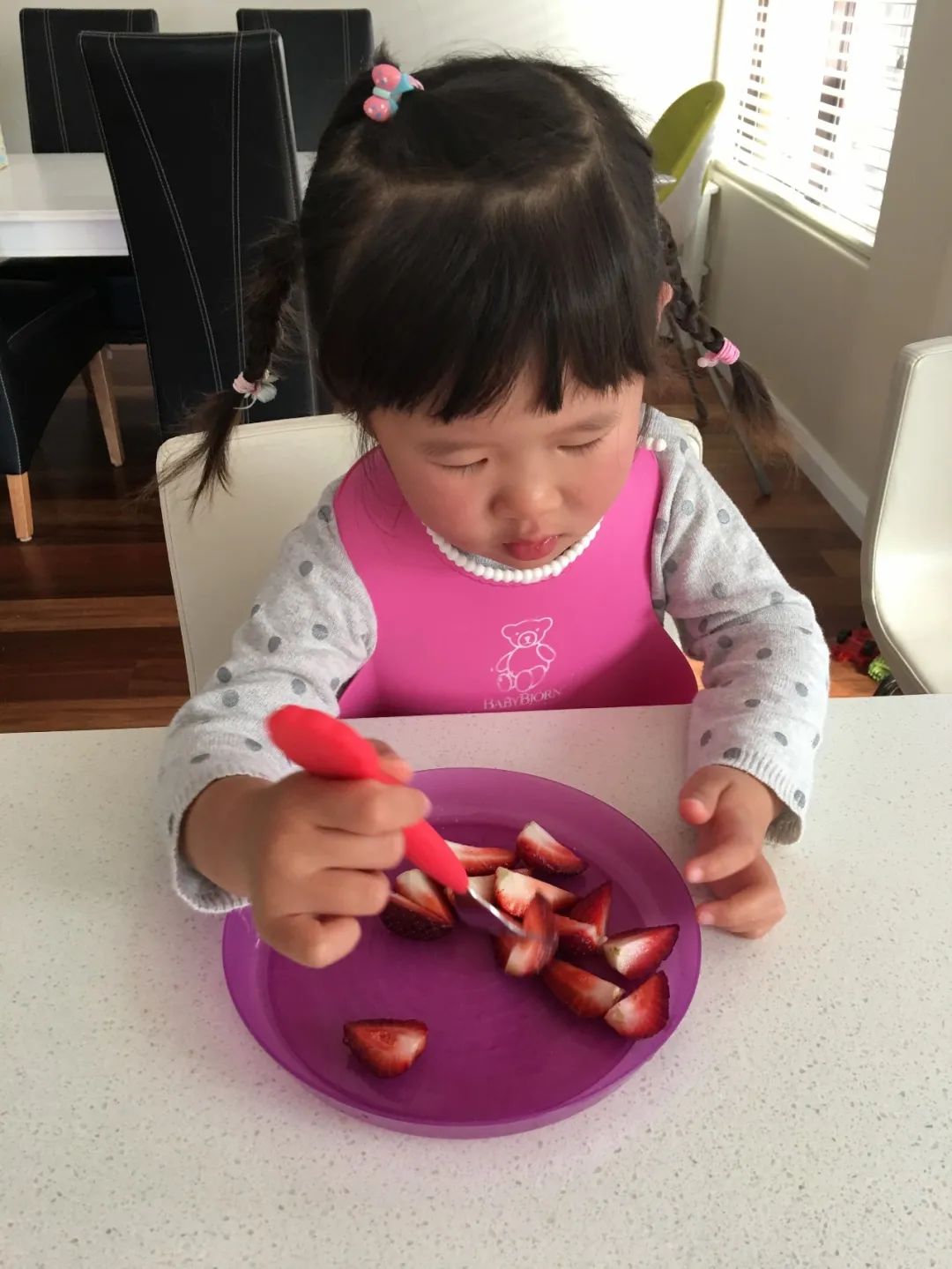 孩子吃东西后乱扔要怎么引导,婴儿乱扔食物怎么处理