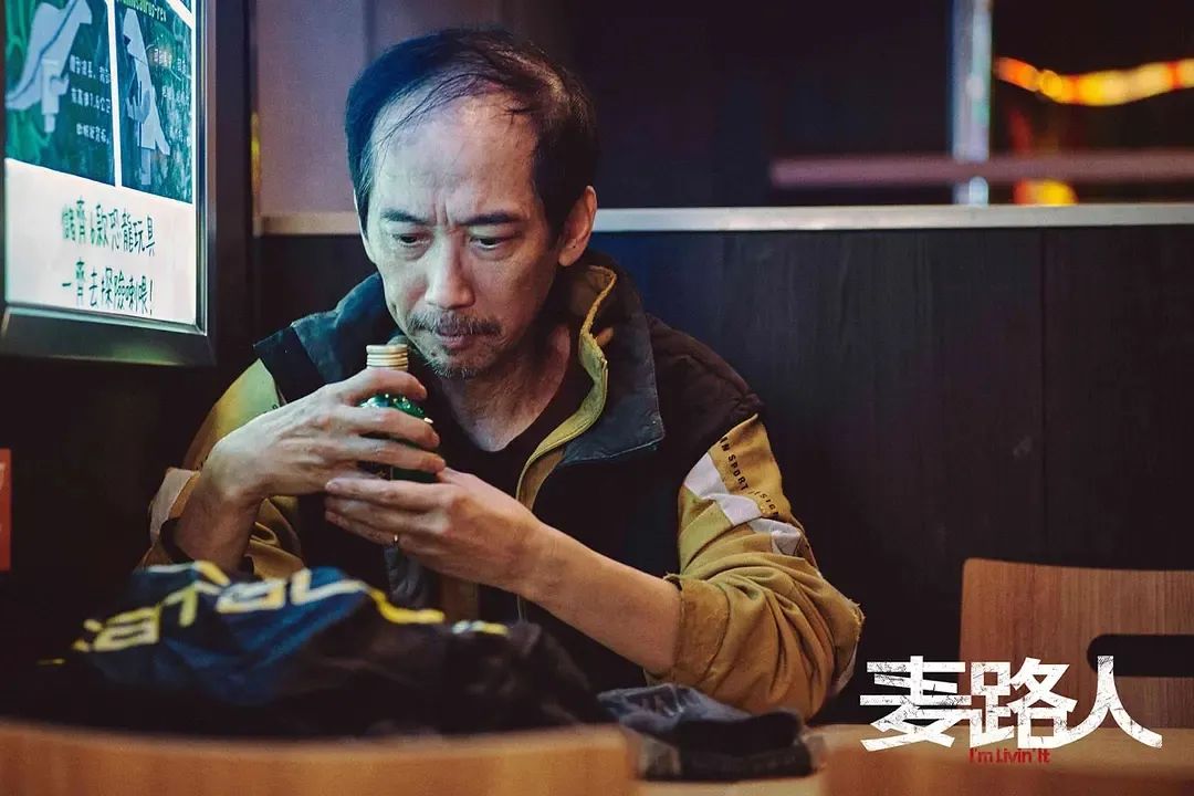 它像《小偷家族》，也像《我不是药神》？