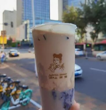 入秋第一杯52块钱的奶茶,奶茶刷爆朋友圈的秋天的第一杯