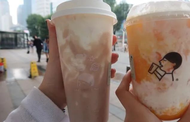 入秋第一杯52块钱的奶茶,奶茶刷爆朋友圈的秋天的第一杯