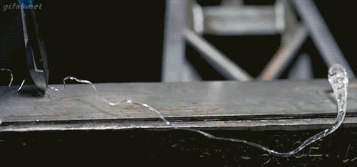 关于玻璃避免炸碎伤人温馨提示,警告都有哪些影响