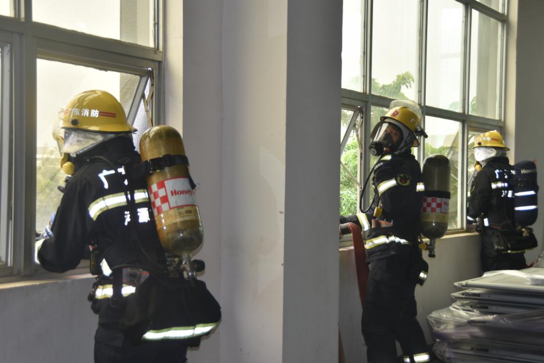 特巡警大队开展消防应急处置演练,灭火救援消防员巡查演练