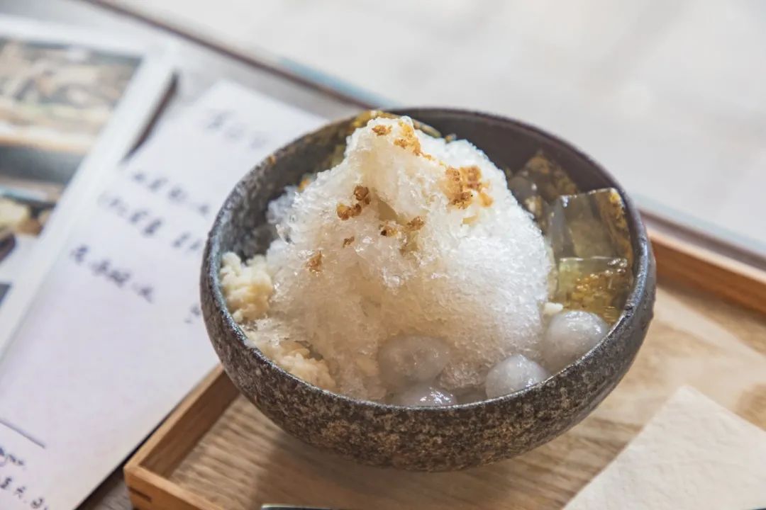 滨江西的新晋甜品店，一对情侣、两只柴犬守护着，超有爱