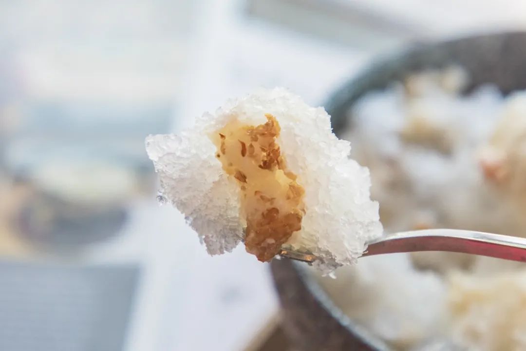 滨江西的新晋甜品店，一对情侣、两只柴犬守护着，超有爱