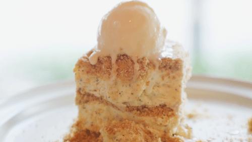 滨江西的新晋甜品店，一对情侣、两只柴犬守护着，超有爱