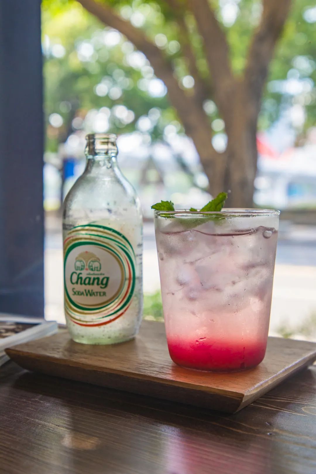 滨江西的新晋甜品店，一对情侣、两只柴犬守护着，超有爱