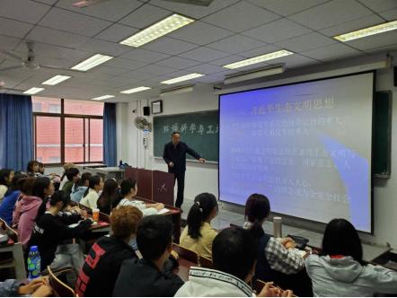 湖北理工学院*党**委副书记李金奇，副校长尹念东、肖文胜、涂立桥为新生讲“大学生德育第一课”